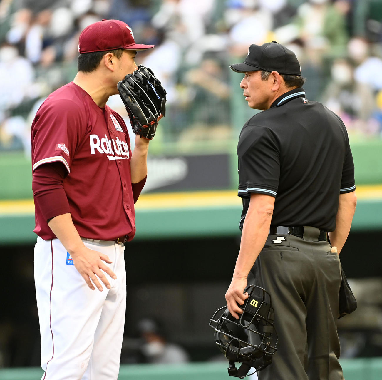 オリックス対楽天　2回、ベンチに戻る途中、真鍋球審と話す田中将（撮影・前岡正明）