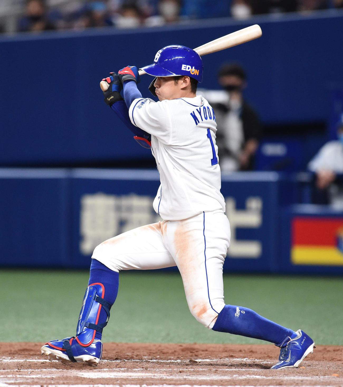 中日対ヤクルト　9回裏中日1死一、三塁、右前適時打を放った京田（撮影・森本幸一）