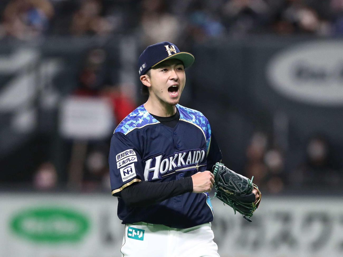 日本ハム対ソフトバンク　6回表ソフトバンク1死一、二塁、上林を併殺にとり叫ぶ上沢（撮影・黒川智章）