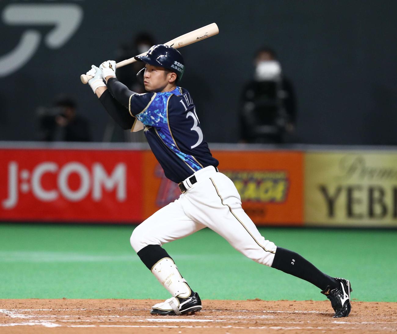 日本ハム対ソフトバンク　5回裏日本ハム2死一、二塁、左前適時打を放つ石井（撮影・黒川智章）