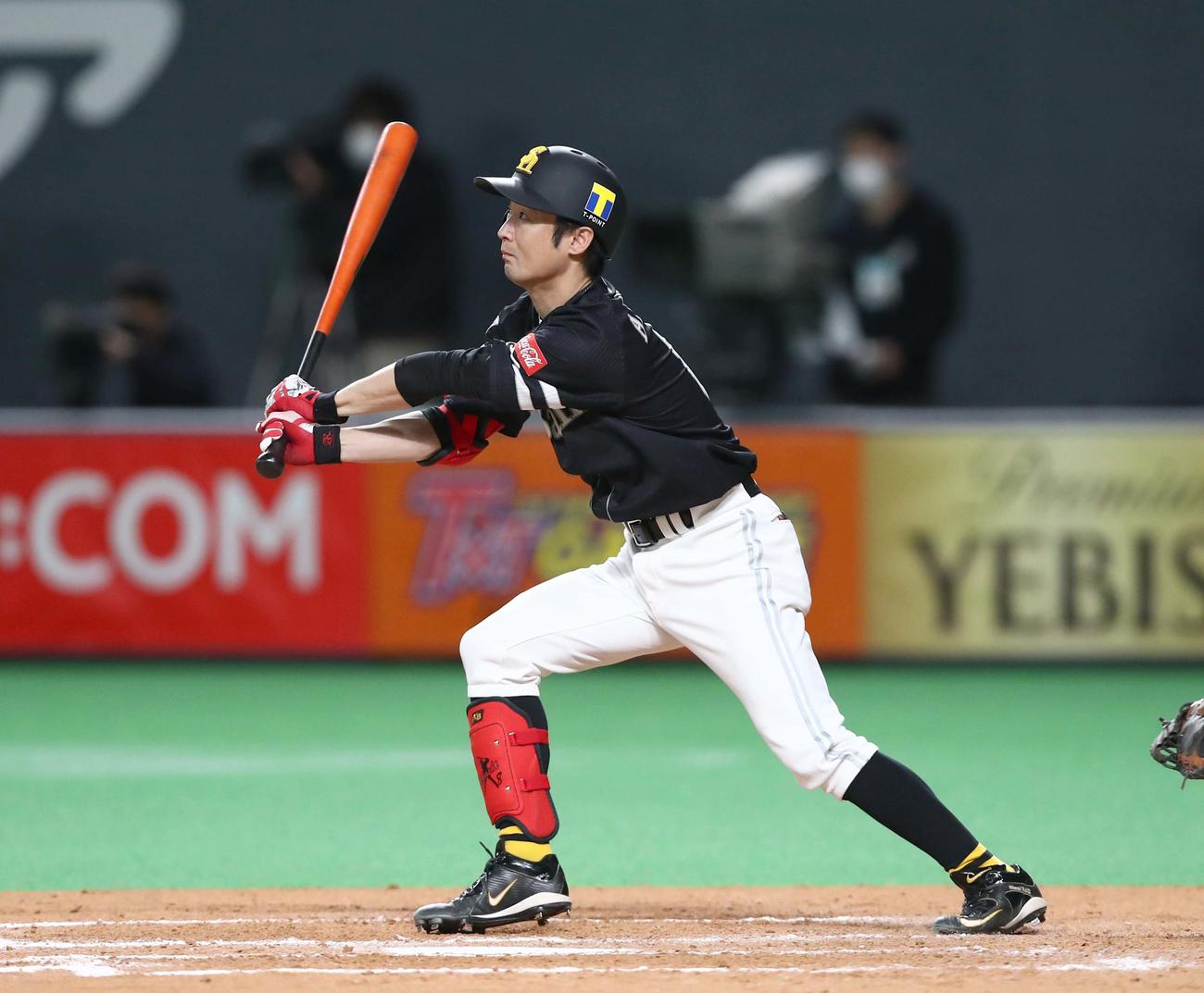 日本ハム対ソフトバンク　7回表ソフトバンク2死二、三塁、中前2点適時打を放つ明石（撮影・黒川智章）
