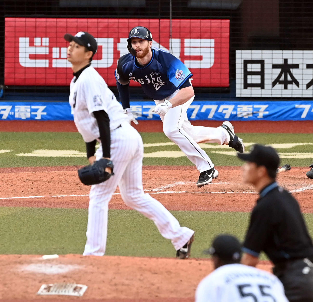 ロッテ対西武　8回表西武2死一、三塁、2点適時打を放つスパンジェンバーグ。投手唐川（撮影・たえ見朱実）