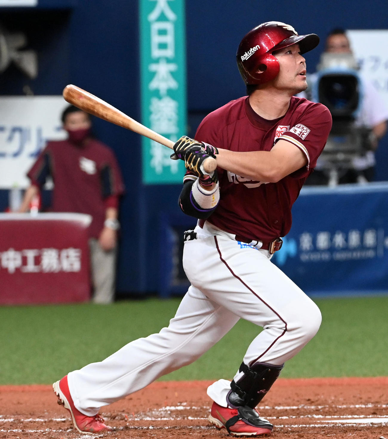 オリックス対楽天　2回表楽天無死、島内は先制の右越え本塁打を放つ（撮影・前岡正明）