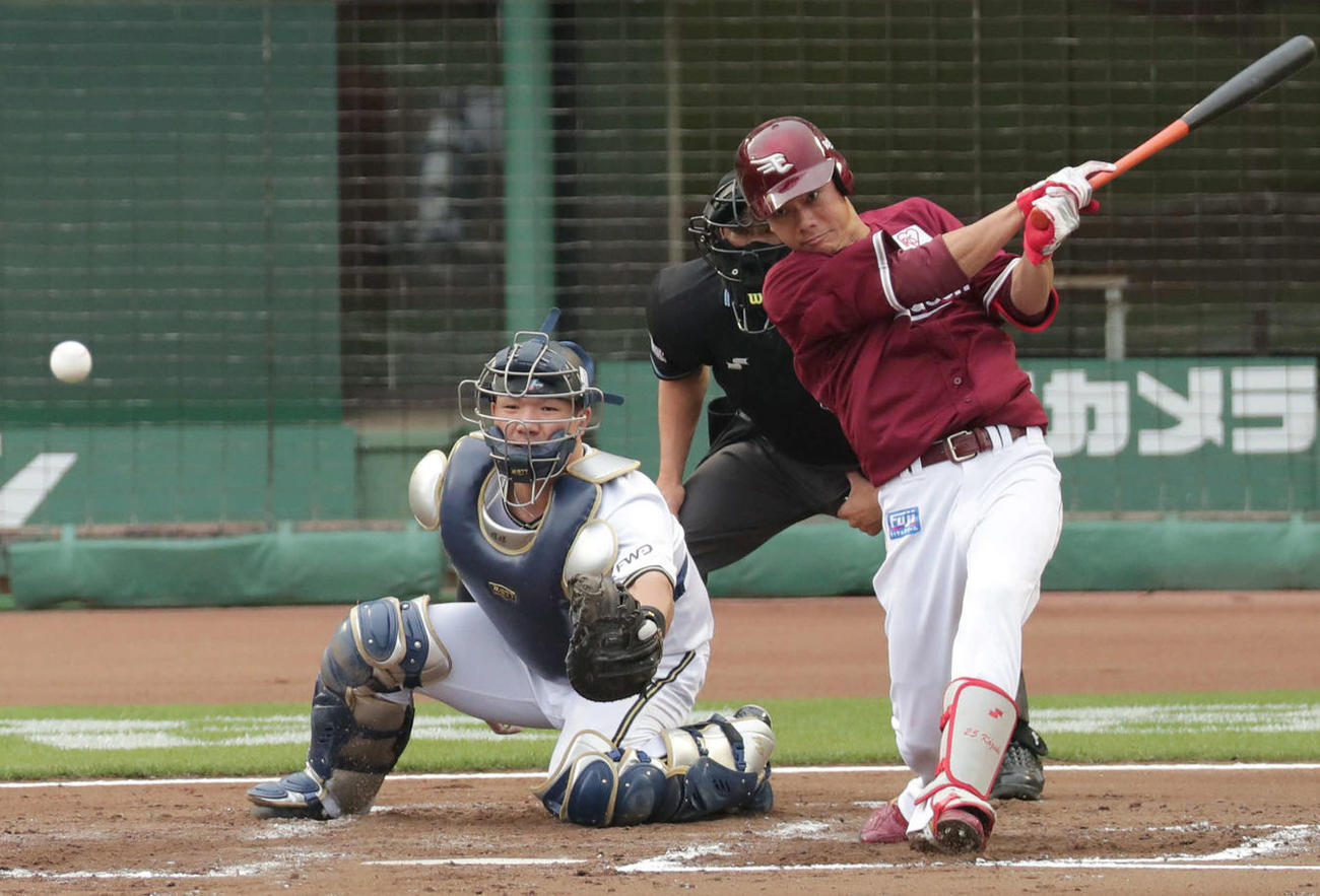 オリックス対楽天　3回表、中前に先制適時打を放つ田中和（撮影・前田充）