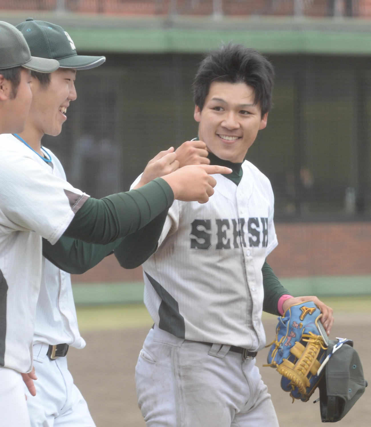 9回、門脇（右）は2点適時打を放ち笑顔