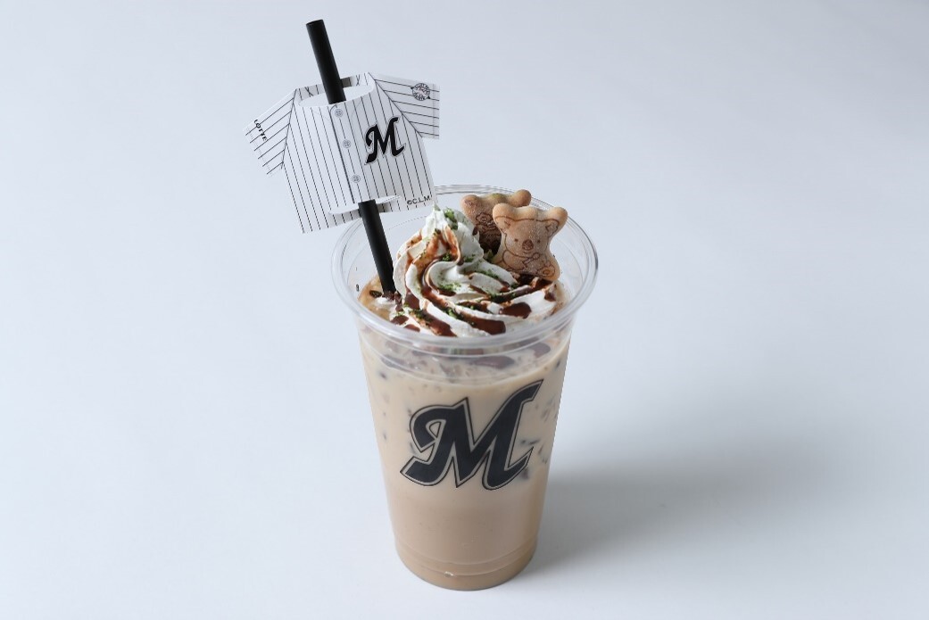 16日からZOZOマリン場内で販売される「朗希のほうじ茶ラテ」（球団提供）