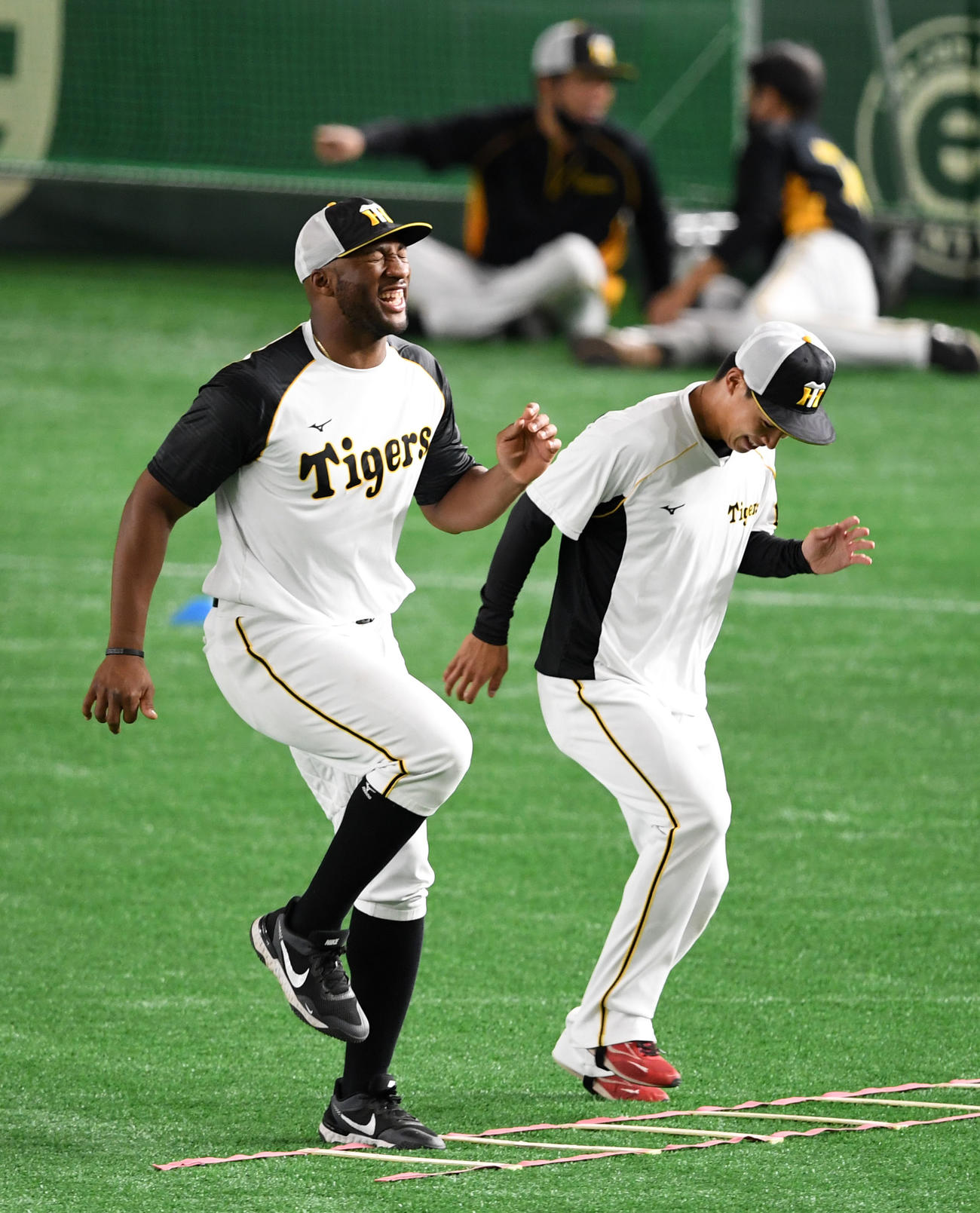 巨人対阪神　笑顔でトレーニングをする阪神ロハス（撮影・横山健太）