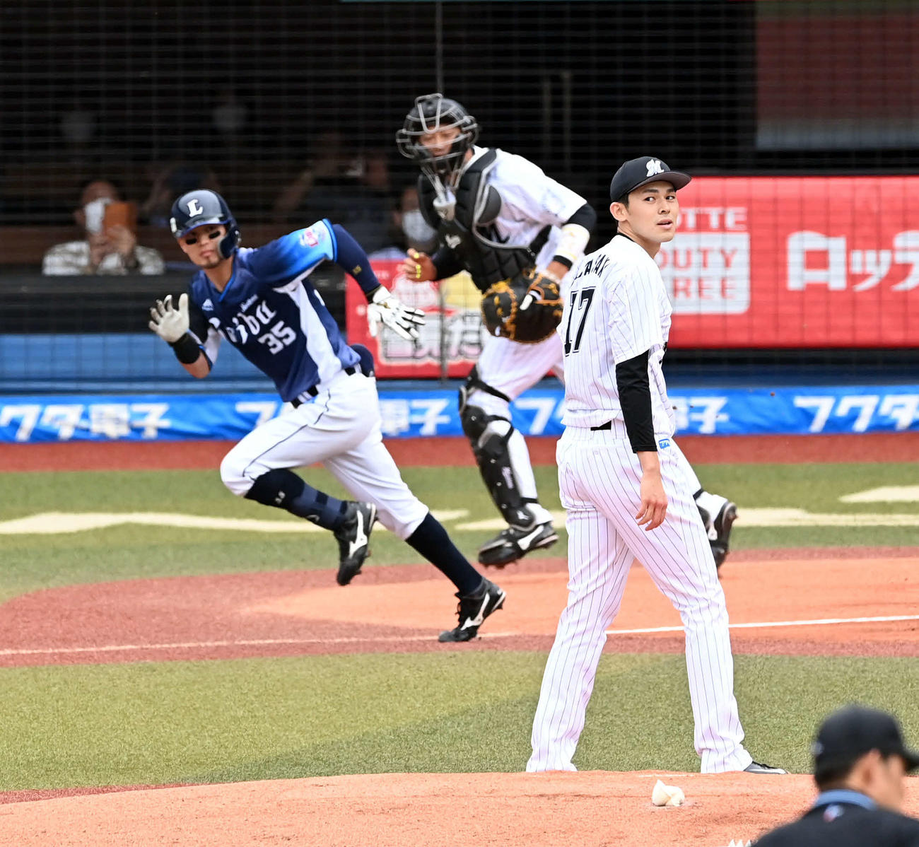 ロッテ対西武　1回表西武無死、若林楽人に左前安打を許す佐々木朗（撮影・たえ見朱実）
