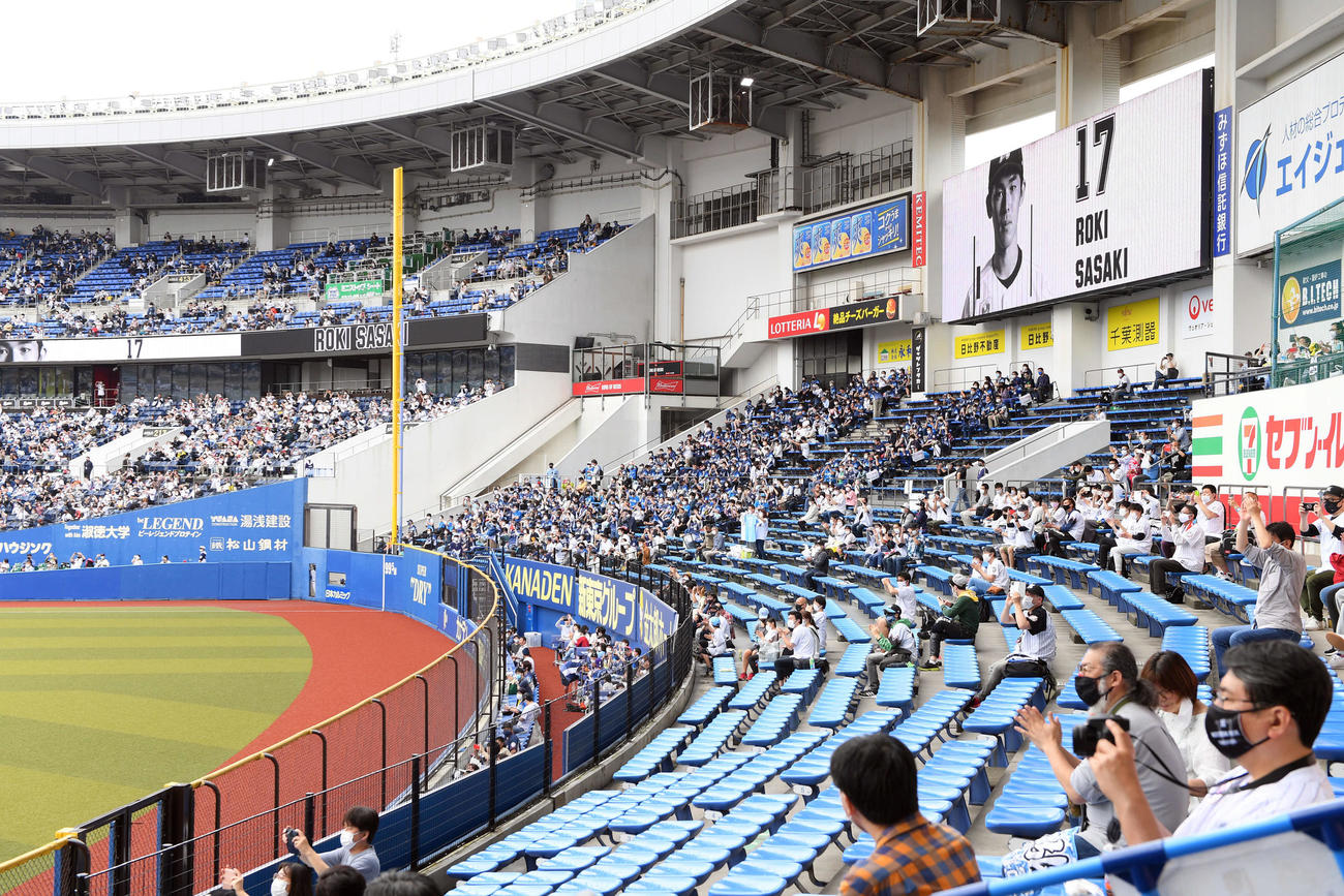 ロッテ対西武　場内のビジョンに紹介されるロッテ佐々木朗希（撮影・たえ見朱実）