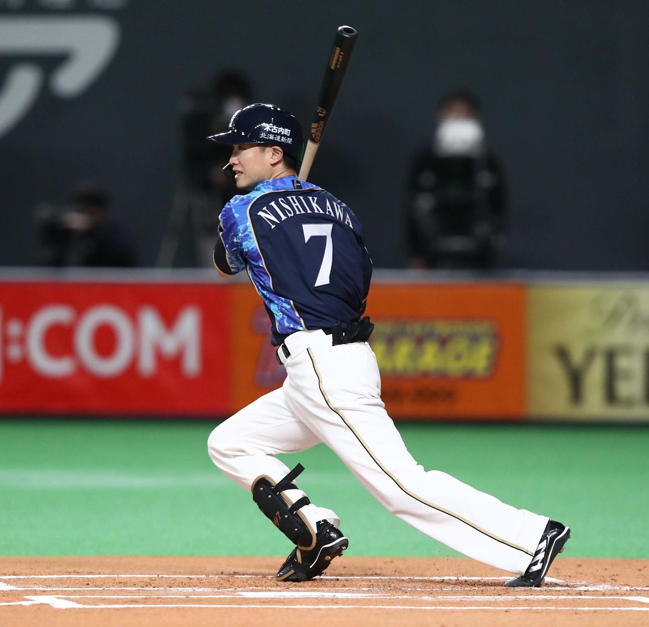 日本ハム対ソフトバンク　1回裏日本ハム無死、左前打を放つ西川（撮影・黒川智章）