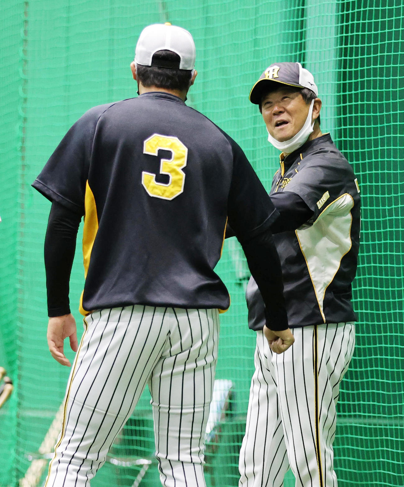 大山（左）と話す平田2軍監督（撮影・清水貴仁）