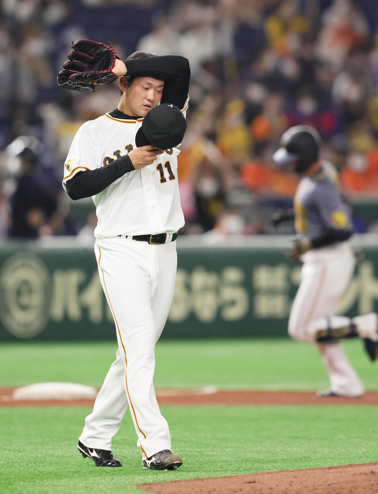 巨人対阪神　4回表阪神無死一塁、陽川（後方）に右越え2点本塁打を浴びた平内（撮影・足立雅史）