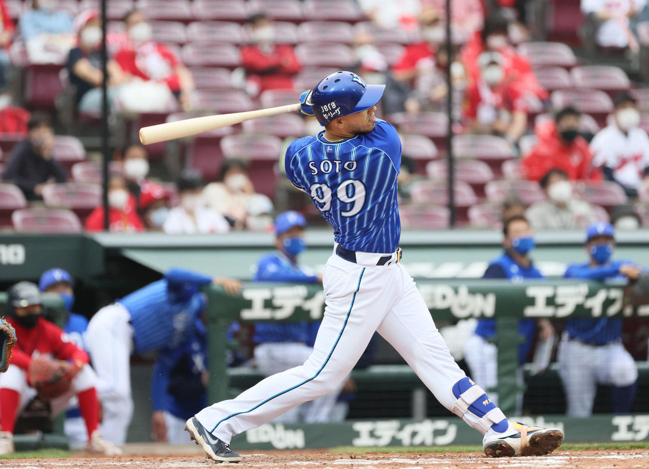 広島対DeNA 7回表DeNA1死一、二塁、ソトは逆転右越え3点本塁打を放つ（撮影・加藤孝規）