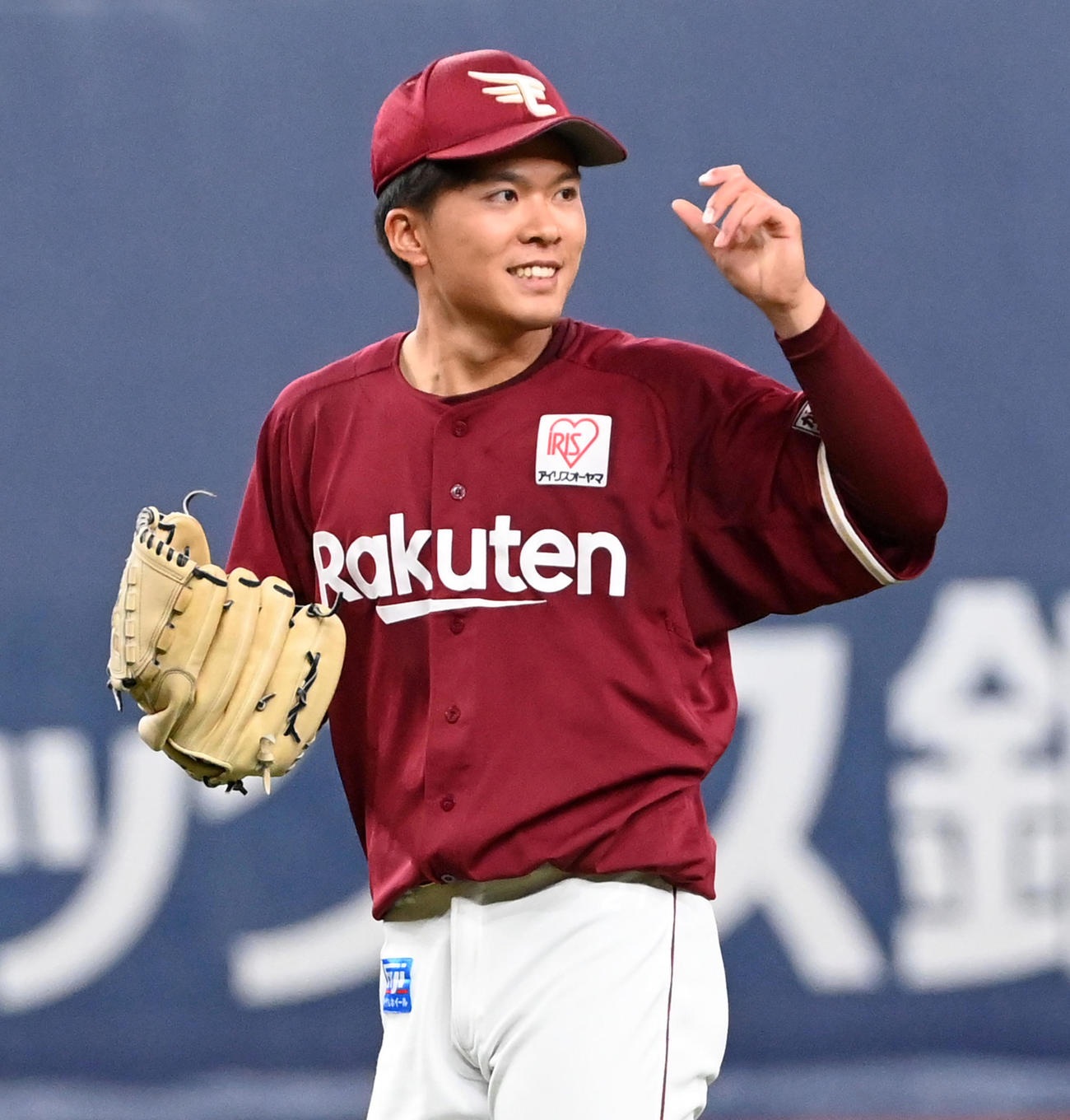 オリックス対楽天　5回裏オリックス無死、モヤの二塁への打球を浅村が好守備、笑顔を見せる早川（撮影・前岡正明）