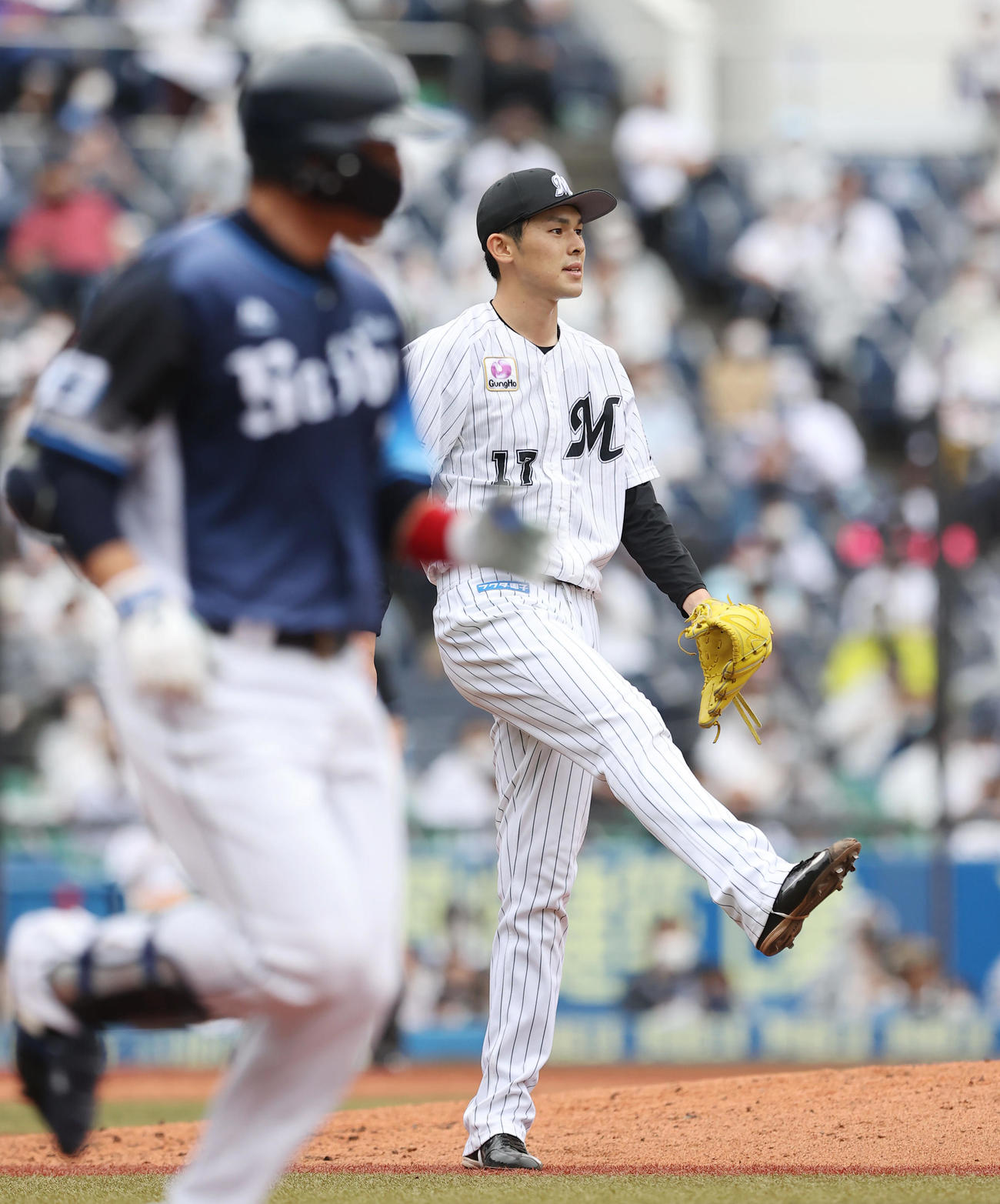 ロッテ対西武　5回表西武2死、栗山（手前）に中前打を許し悔しげに軽く地面を蹴る佐々木朗（撮影・垰建太）