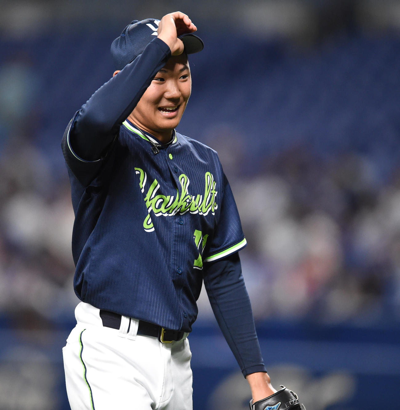 中日対ヤクルト　4回裏中日攻撃終了、安堵の表情でベンチへ戻るヤクルト先発の奥川（撮影・森本幸一）