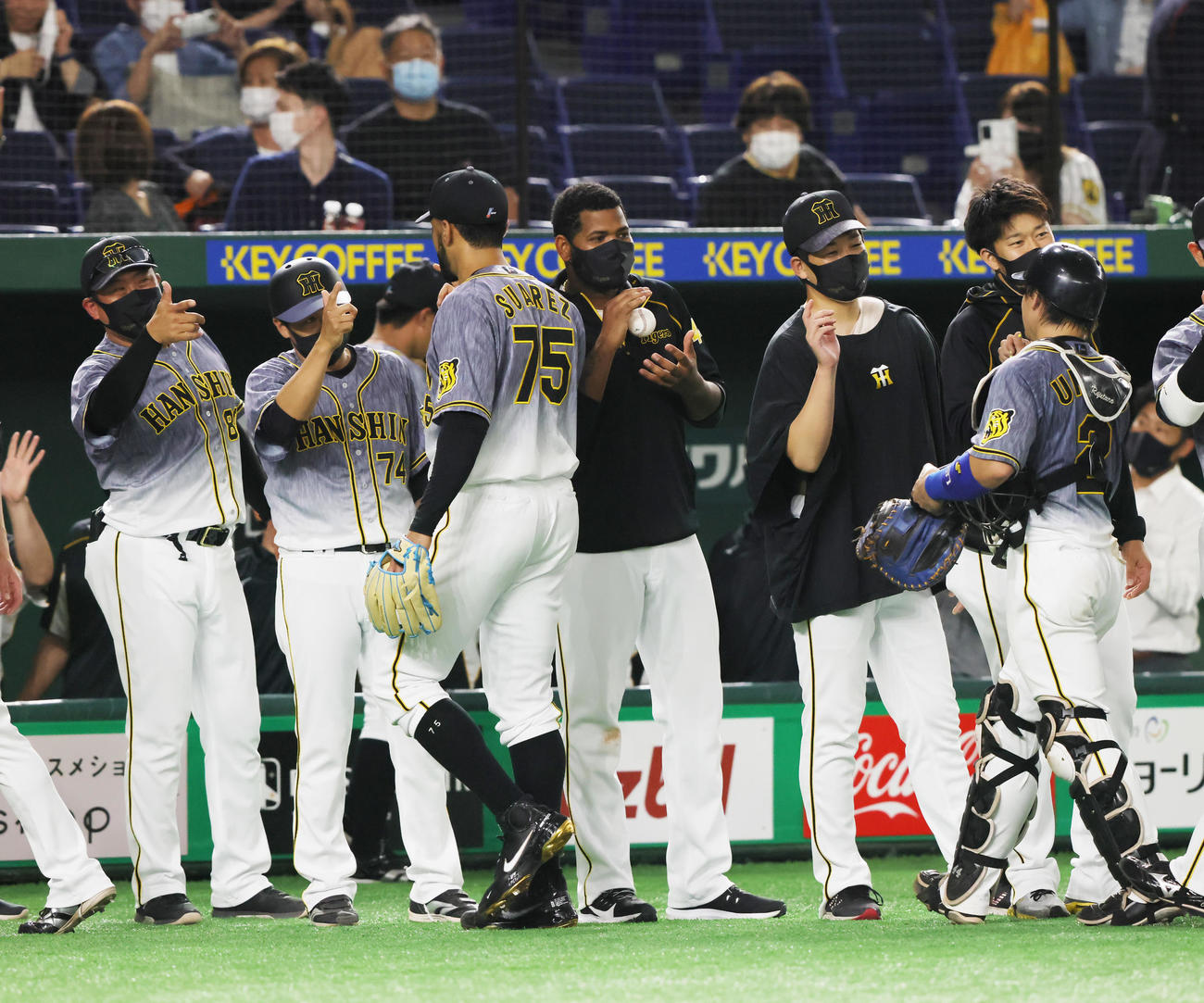 巨人対阪神　来日初登板初勝利を挙げ勝利球を手にする阪神アルカンタラ（中央右）（撮影・足立雅史）