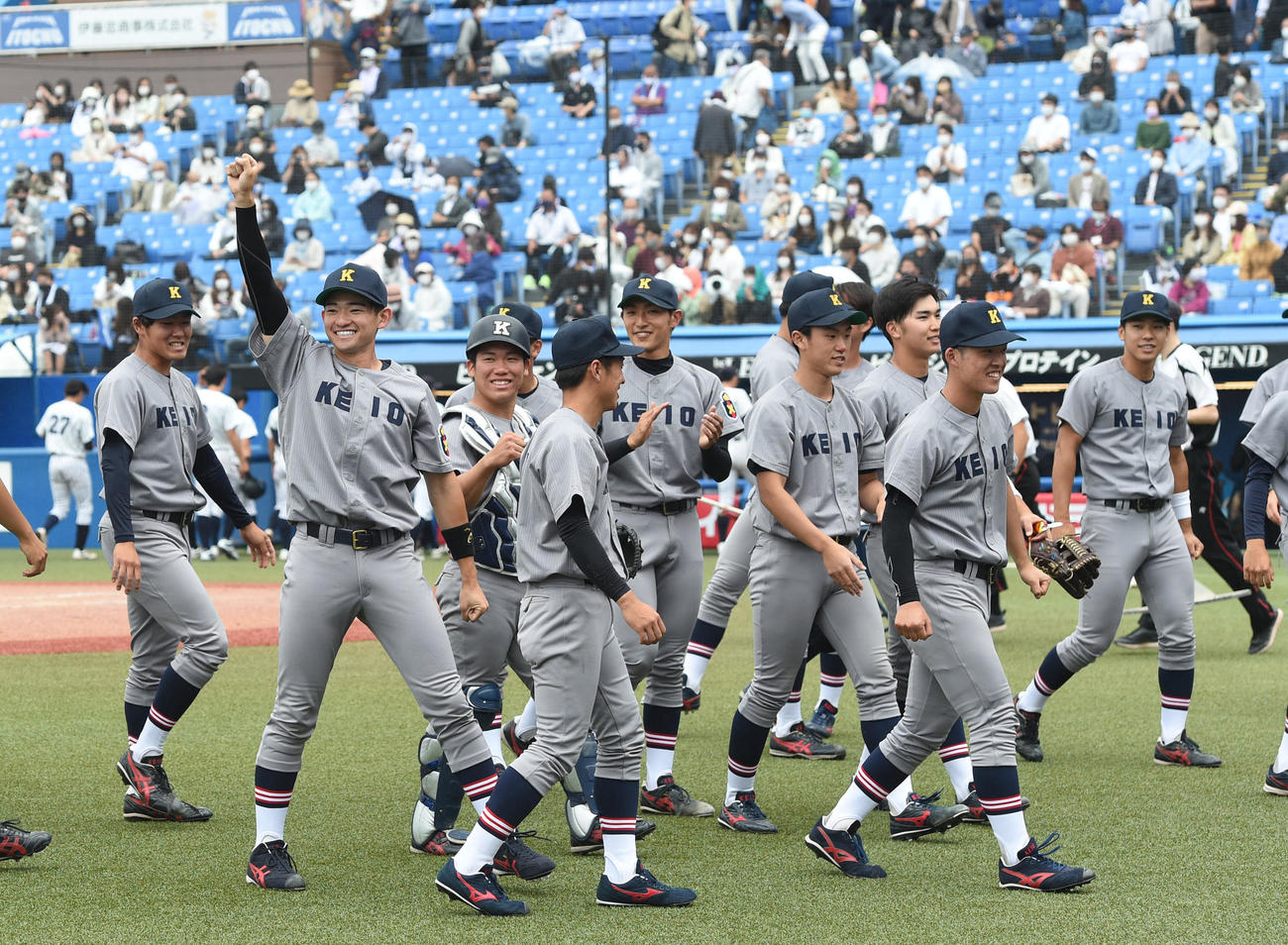 慶大対立大　連勝に喜ぶ慶大ナイン（撮影・柴田隆二）