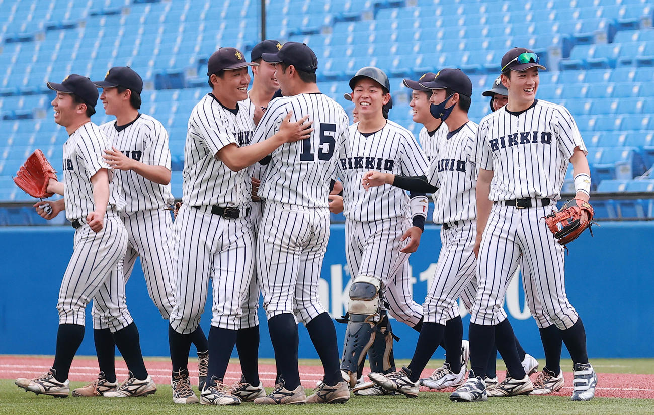 早大対立大　勝利を喜び合う宮（左端）、東（左から3人目）ら立大の選手たち（2021年4月25日撮影）