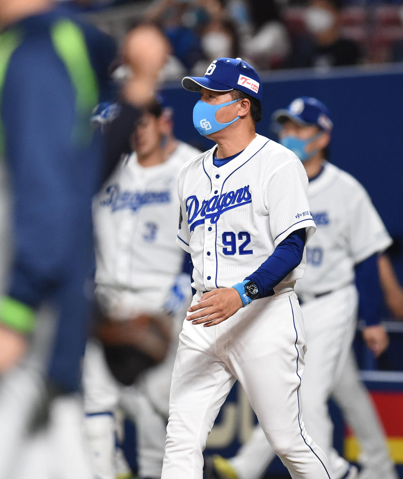 中日対ヤクルト　試合終了、整列する中日与田監督（撮影・森本幸一）