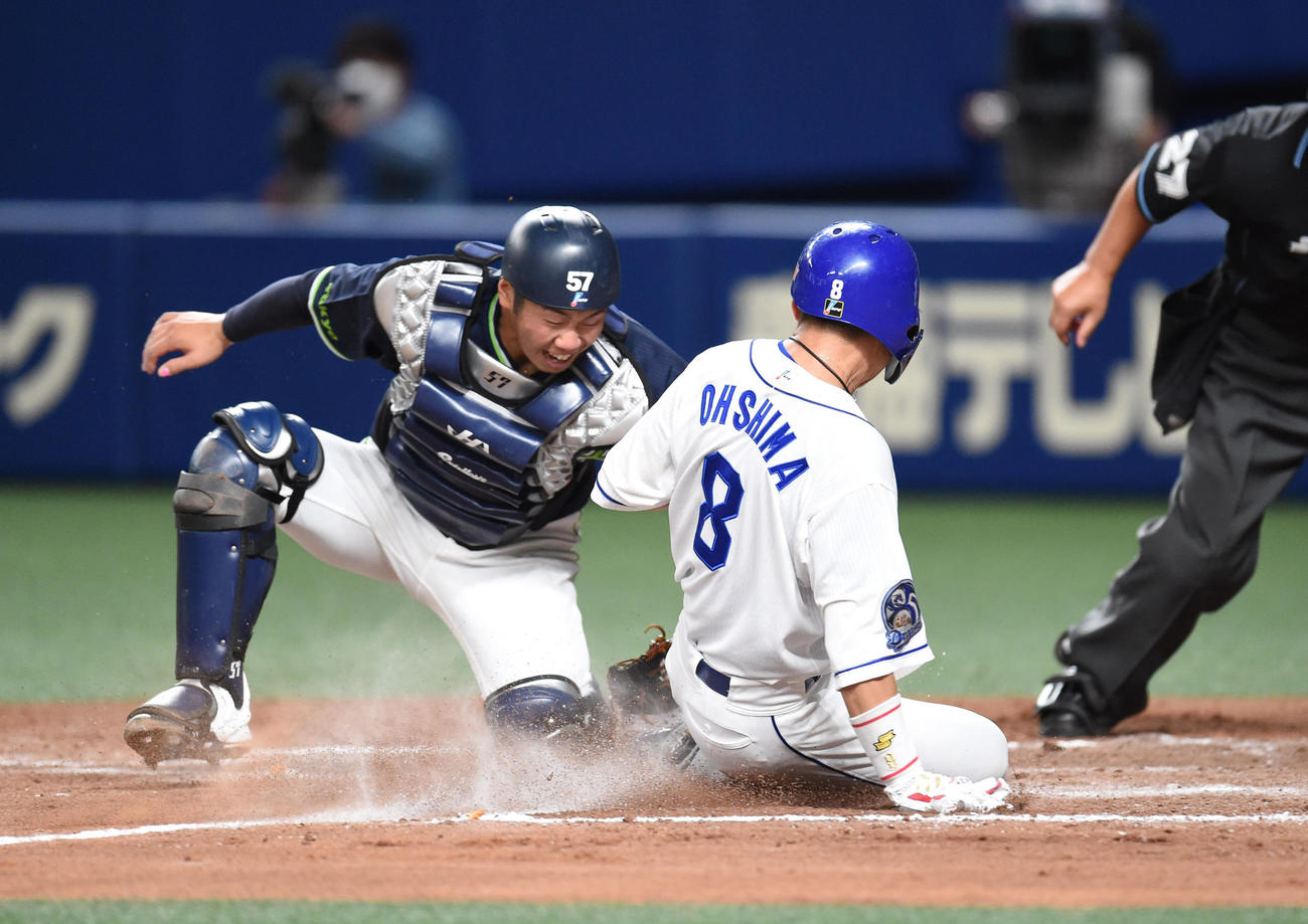 中日対ヤクルト　9回裏中日1死一、三塁、福田の中飛で本塁突入するも走塁死の大島（右）捕手は古賀（撮影・森本幸一）