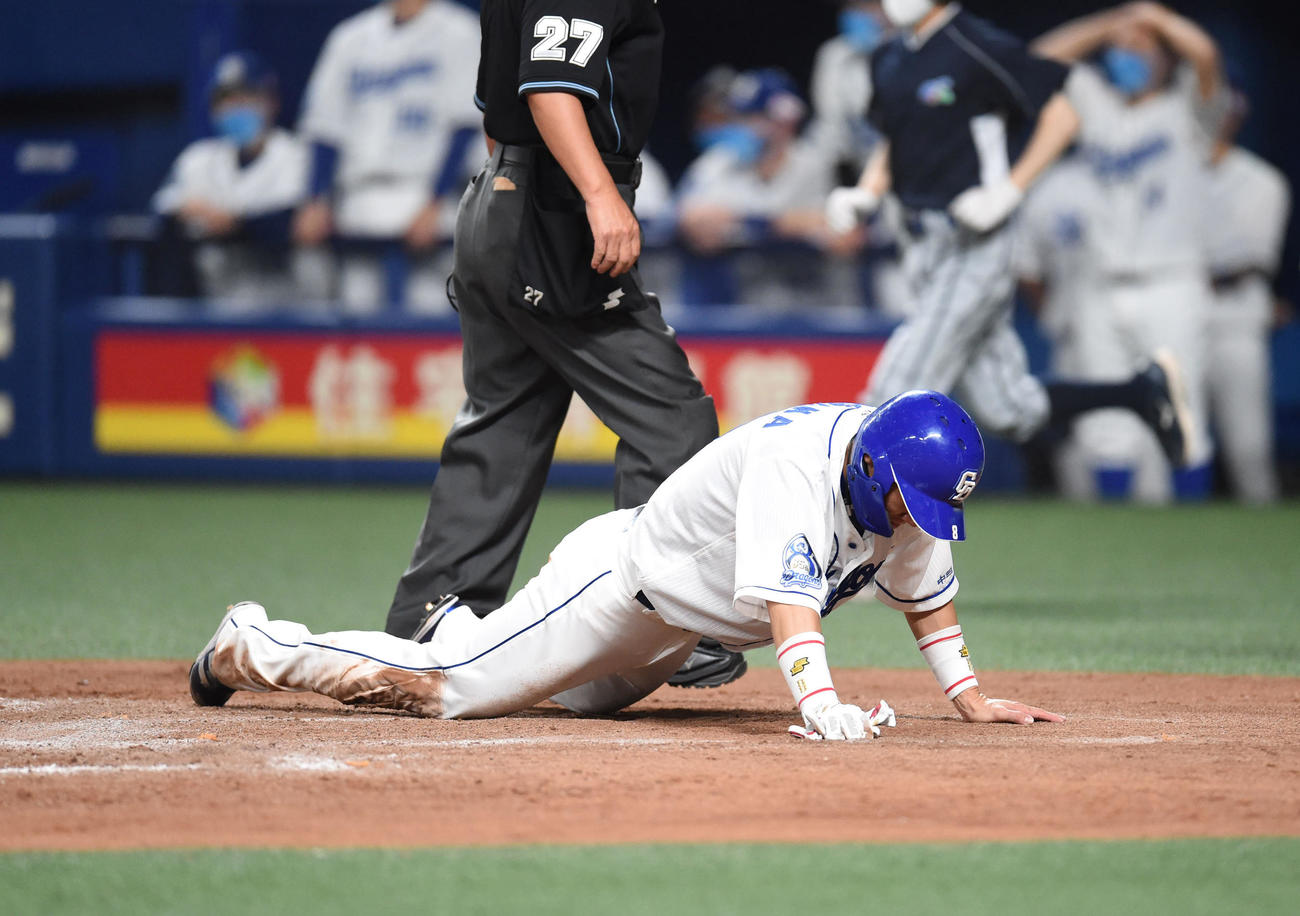 中日対ヤクルト　9回裏中日1死一、三塁、福田の中飛で本塁突入するも走塁死の大島（撮影・森本幸一）