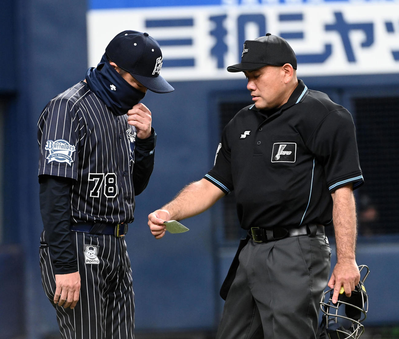 オリックス対楽天　7回表楽天2死一、二塁、山崎福の交代を告げる中嶋監督（撮影・前岡正明）