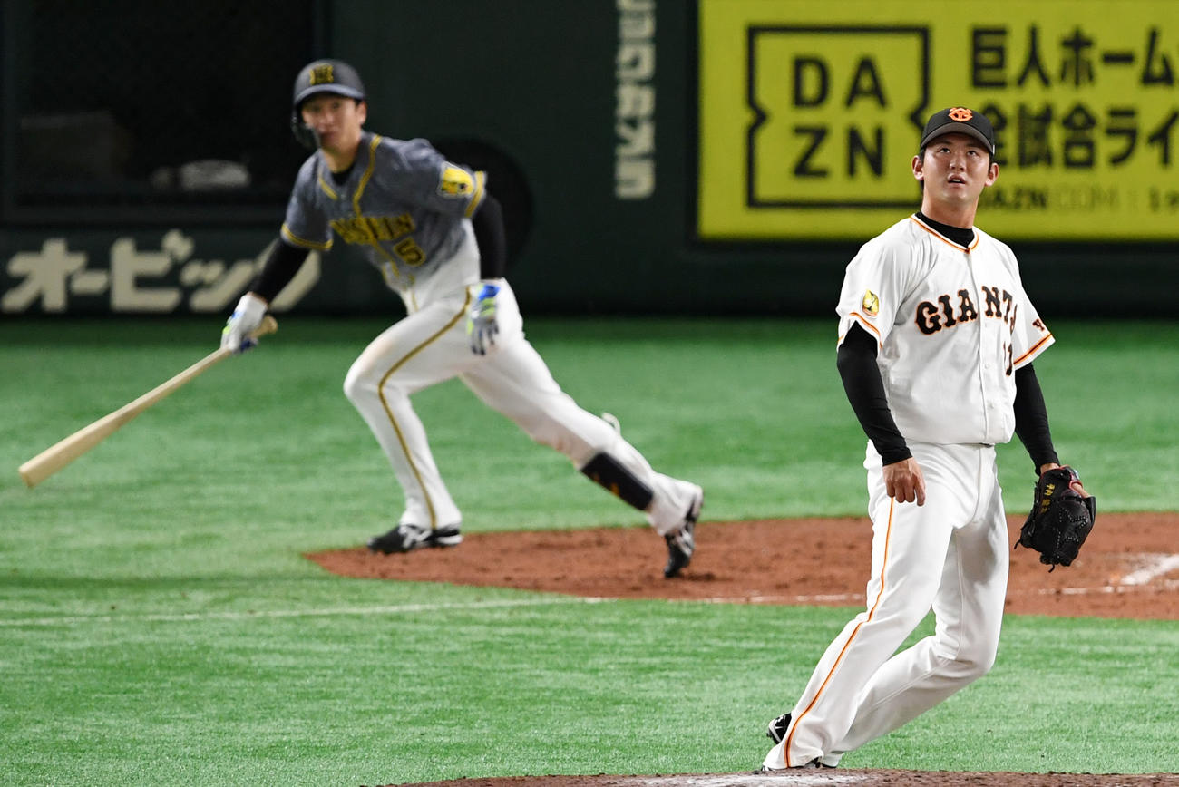 巨人対阪神　4回表阪神2死二塁、近本に中適時二塁打を浴びる平内（撮影・横山健太）