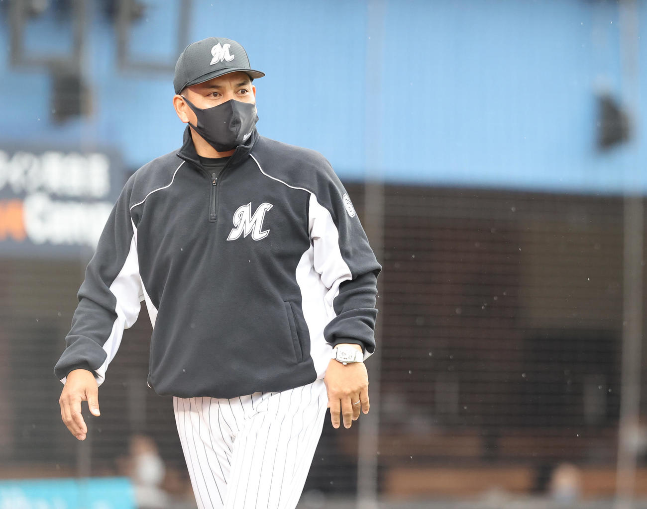 ロッテ対西武　6回表、投手交代を告げるロッテ井口監督（撮影・垰建太）