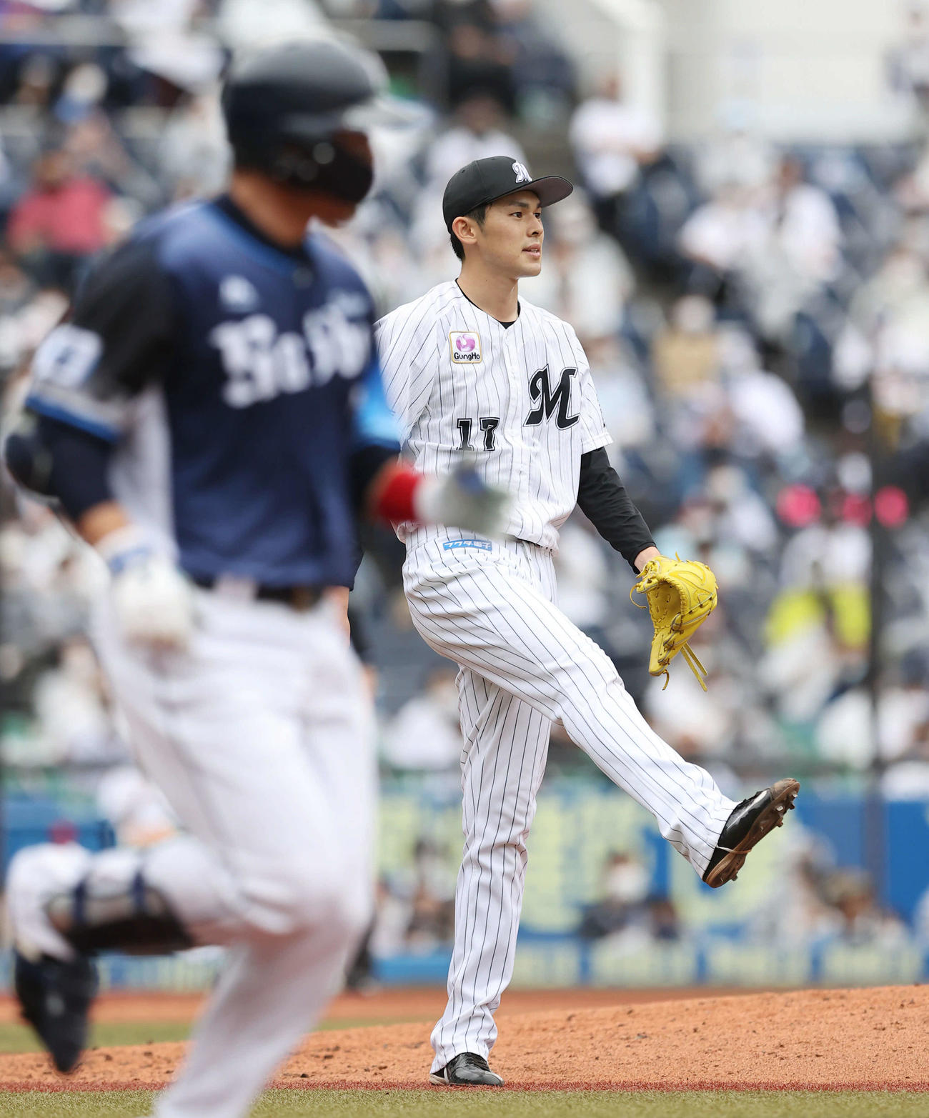 ロッテ対西武　5回表西武2死、栗山（手前）に中前打を許し悔しげに軽く地面を蹴る佐々木朗（撮影・垰建太）