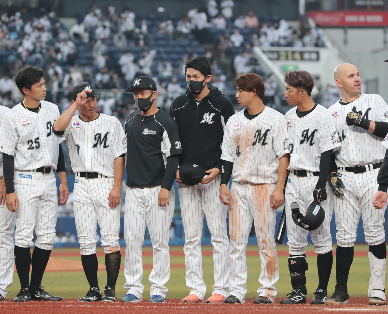 ロッテ対西武　引き分けで試合終了となり整列する佐々木朗（中央）らロッテの選手たち（撮影・垰建太）