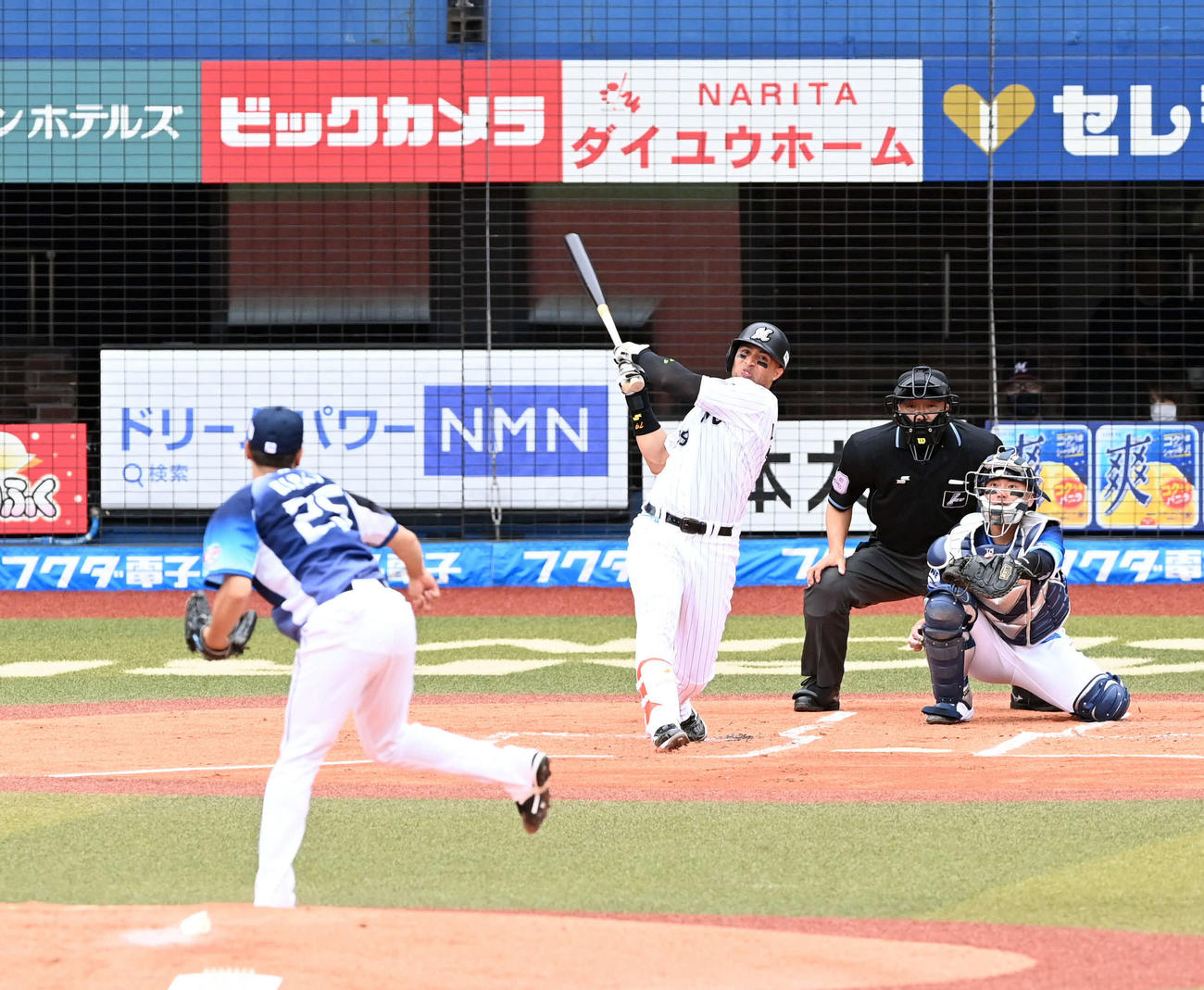 ロッテ対西武　1回裏ロッテ無死、右越えに本塁打を放つマーティン。投手平井（撮影・たえ見朱実）