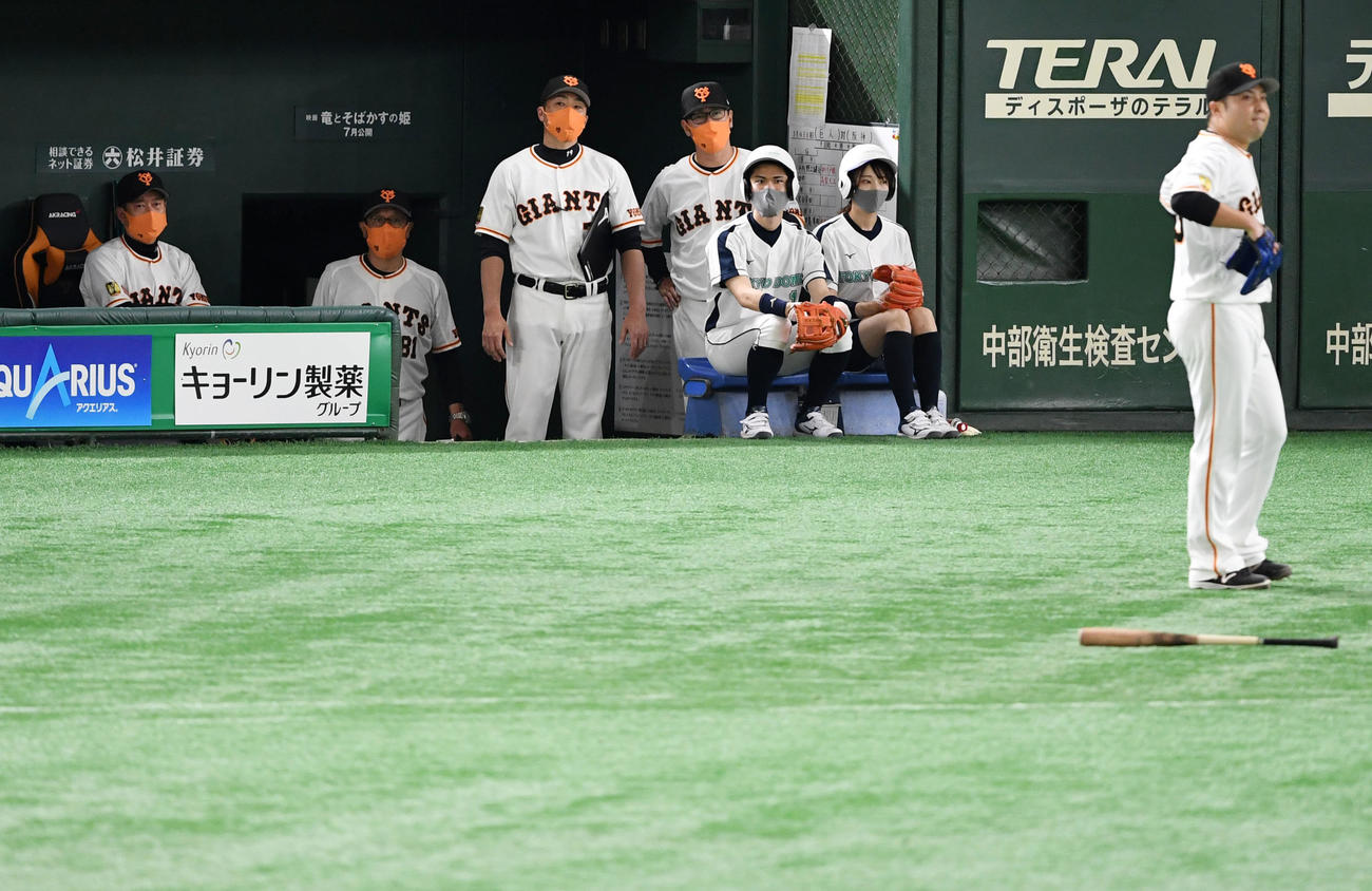 巨人対阪神　3回表阪神2死一塁、吉川の悪送球で同点とされ厳しい表情を見せる原監督（左）（撮影・横山健太）