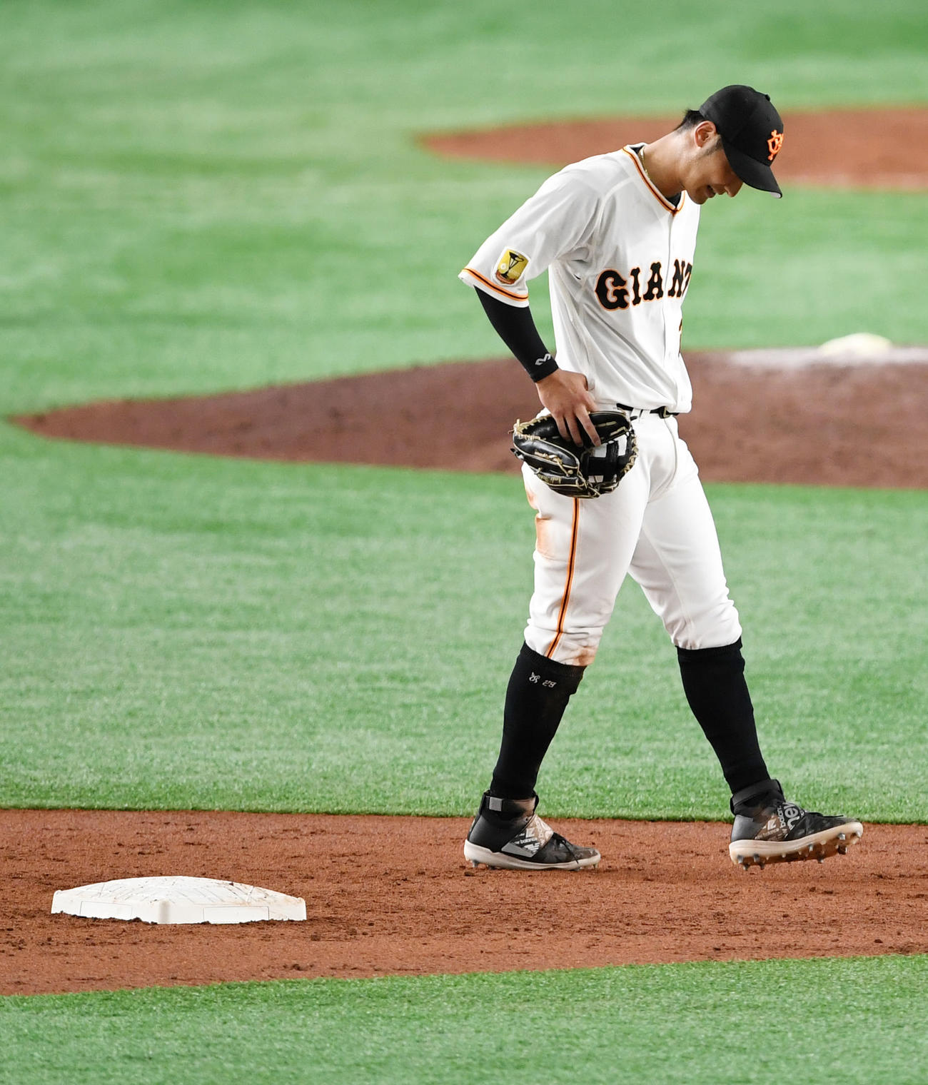 巨人対阪神　3回表阪神2死一塁、一塁への悪送球で同点とされ肩を落とす吉川（撮影・横山健太）