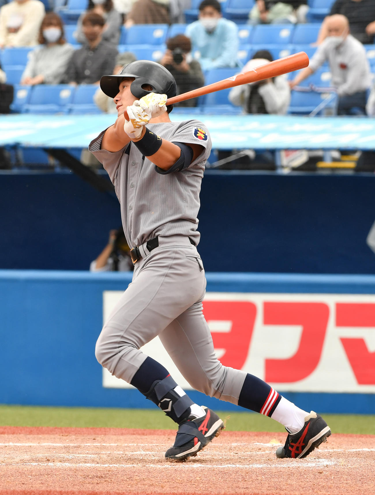 慶大対立大　8回表慶大2死一、二塁、正木は左越えに3点本塁打を放つ（撮影・柴田隆二）