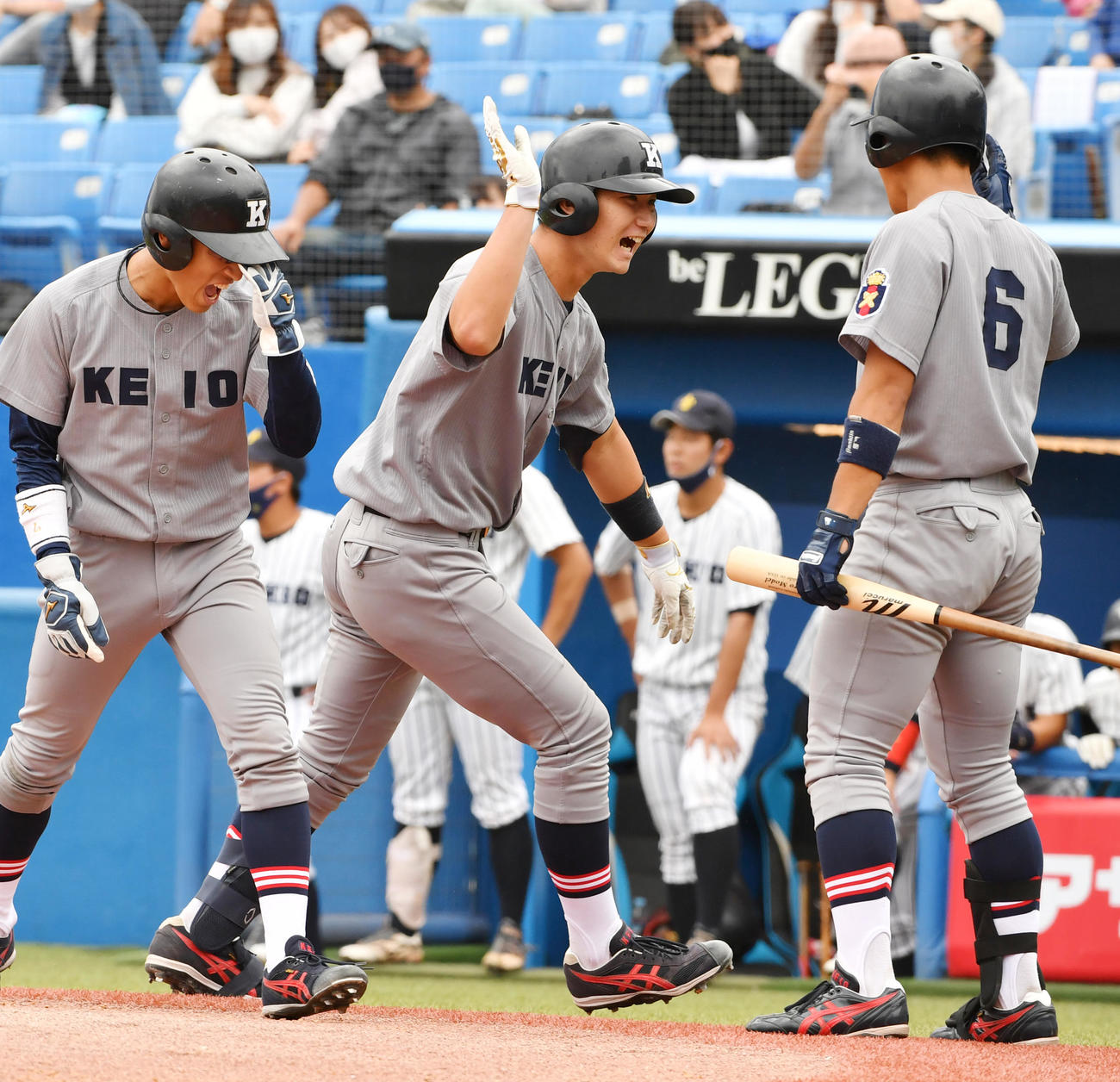 慶大対立大　8回表慶大2死一、二塁、正木(中央)は左越えに本塁打を放ち大喜びで生還する（撮影・柴田隆二）