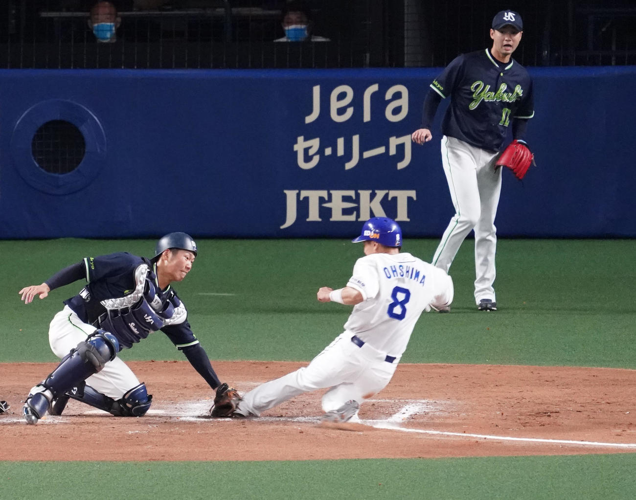 中日対ヤクルト　9回裏中日1死一、三塁、福田の中飛で本塁突入するも走塁死の大島（中央）捕手は古賀（撮影・森本幸一）