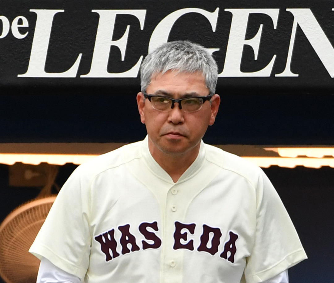 明大対早大　連敗した早大・小宮山監督（撮影・柴田隆二）