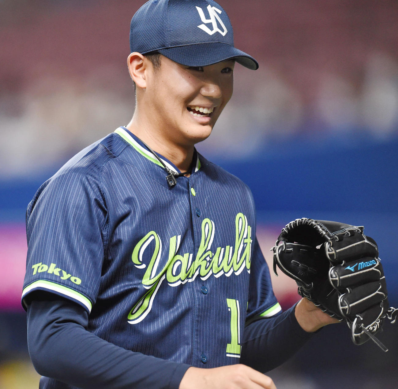 中日対ヤクルト　4回裏中日攻撃終了、安堵の表情でベンチへ戻るヤクルト先発の奥川（撮影・森本幸一）