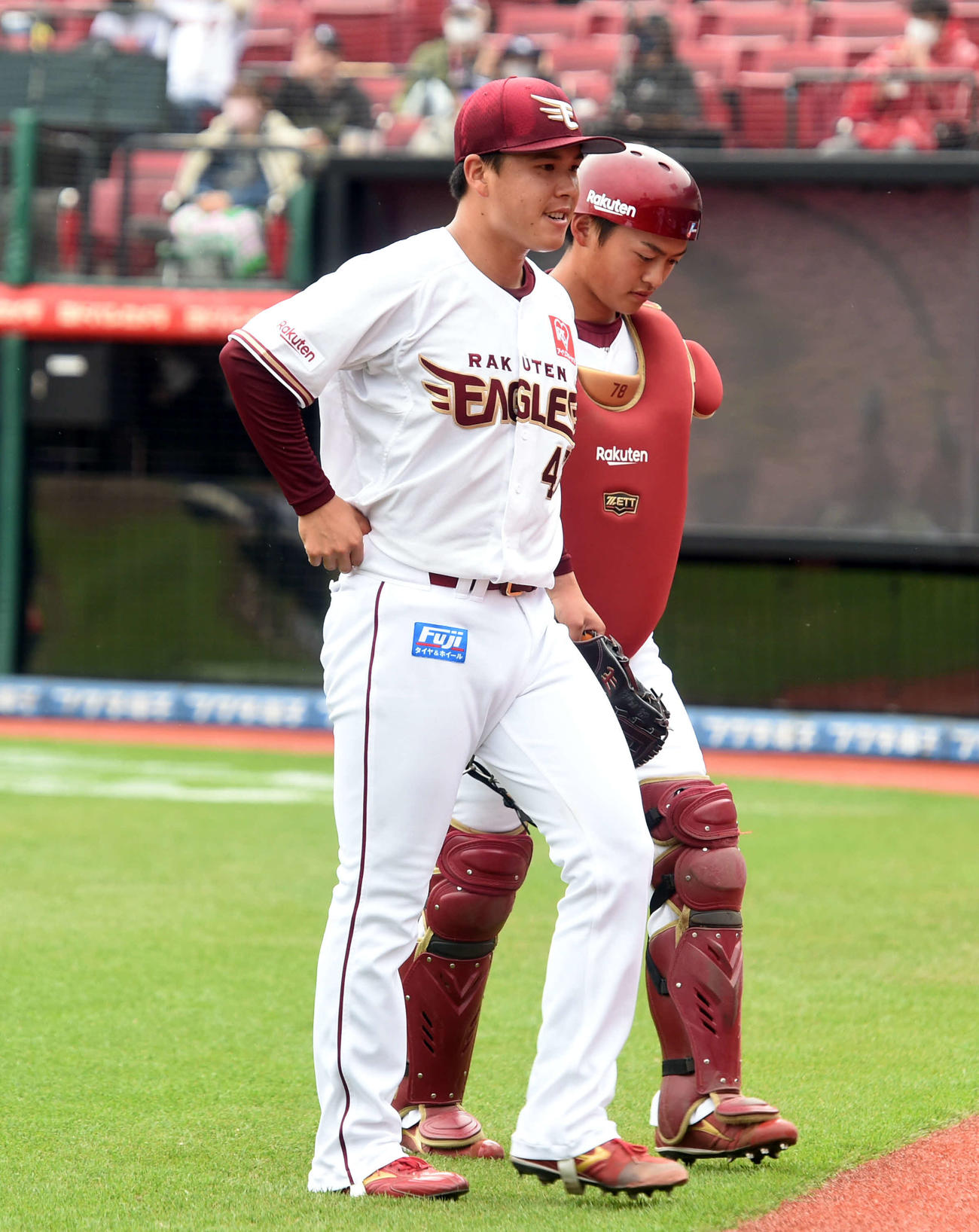 楽天対オリックス　5回に再び同点に追いつかれ、悔しい表情でベンチに戻る楽天藤井（左）と水上（撮影・相沢孔志）