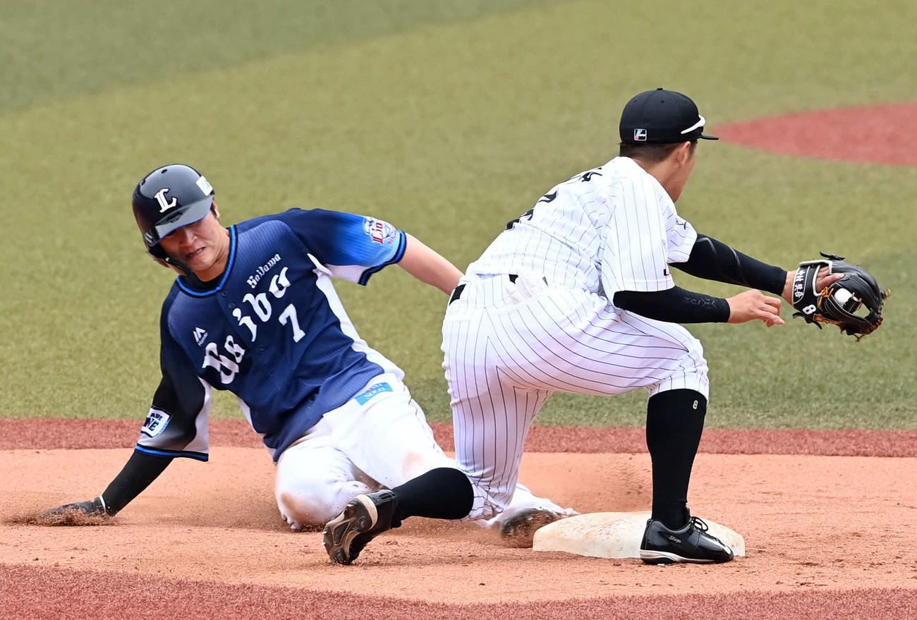 ロッテ対西武　3回表西武無死一塁、二盗を決める金子（撮影・たえ見朱実）