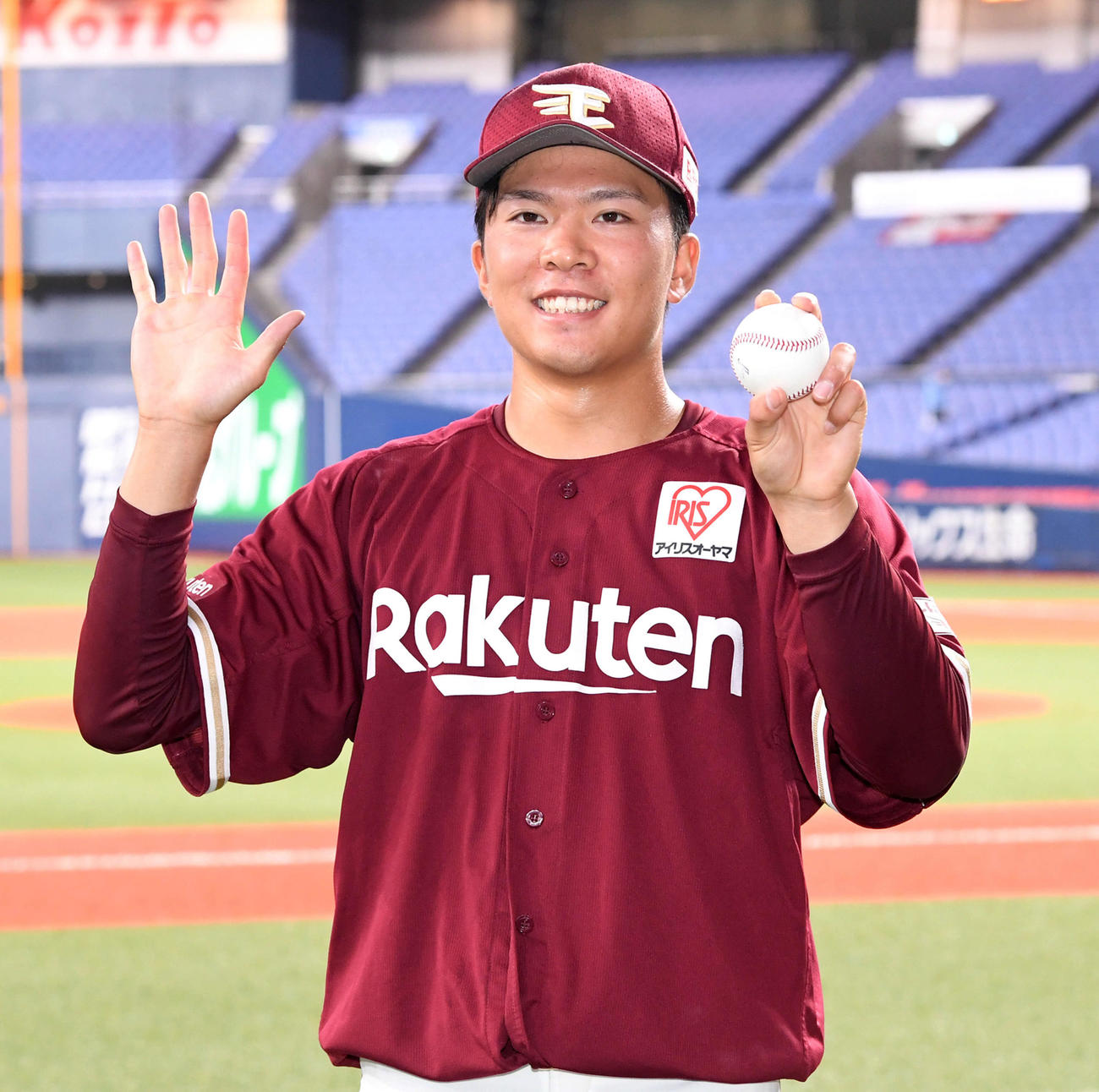 オリックス対楽天　5勝目をプロ初完封で飾った楽天早川はウイニングボールを手に笑顔を見せる（撮影・前岡正明）