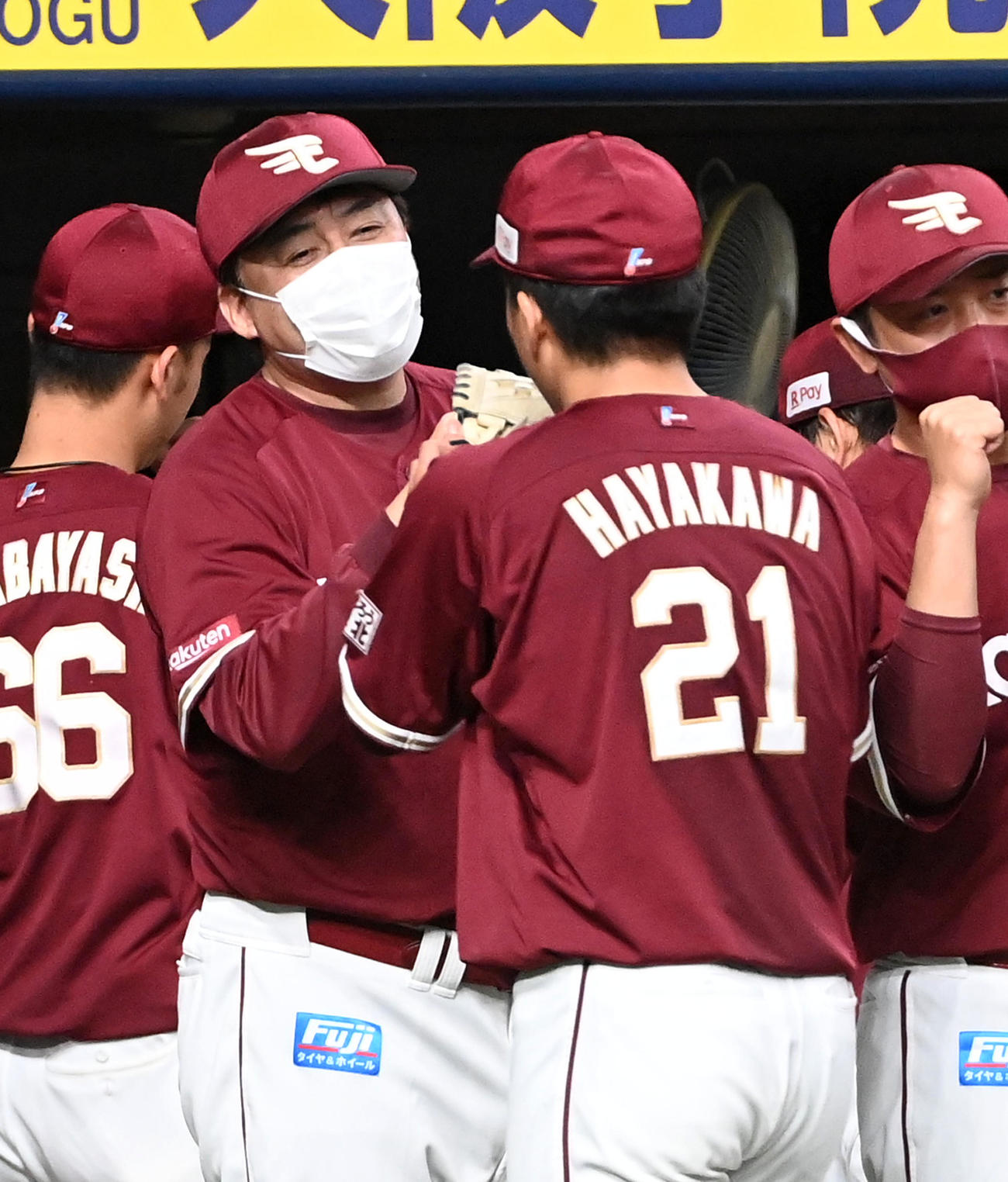 オリックス対楽天　プロ初完封の早川（右）を笑顔で祝福する石井監督（撮影・前岡正明）