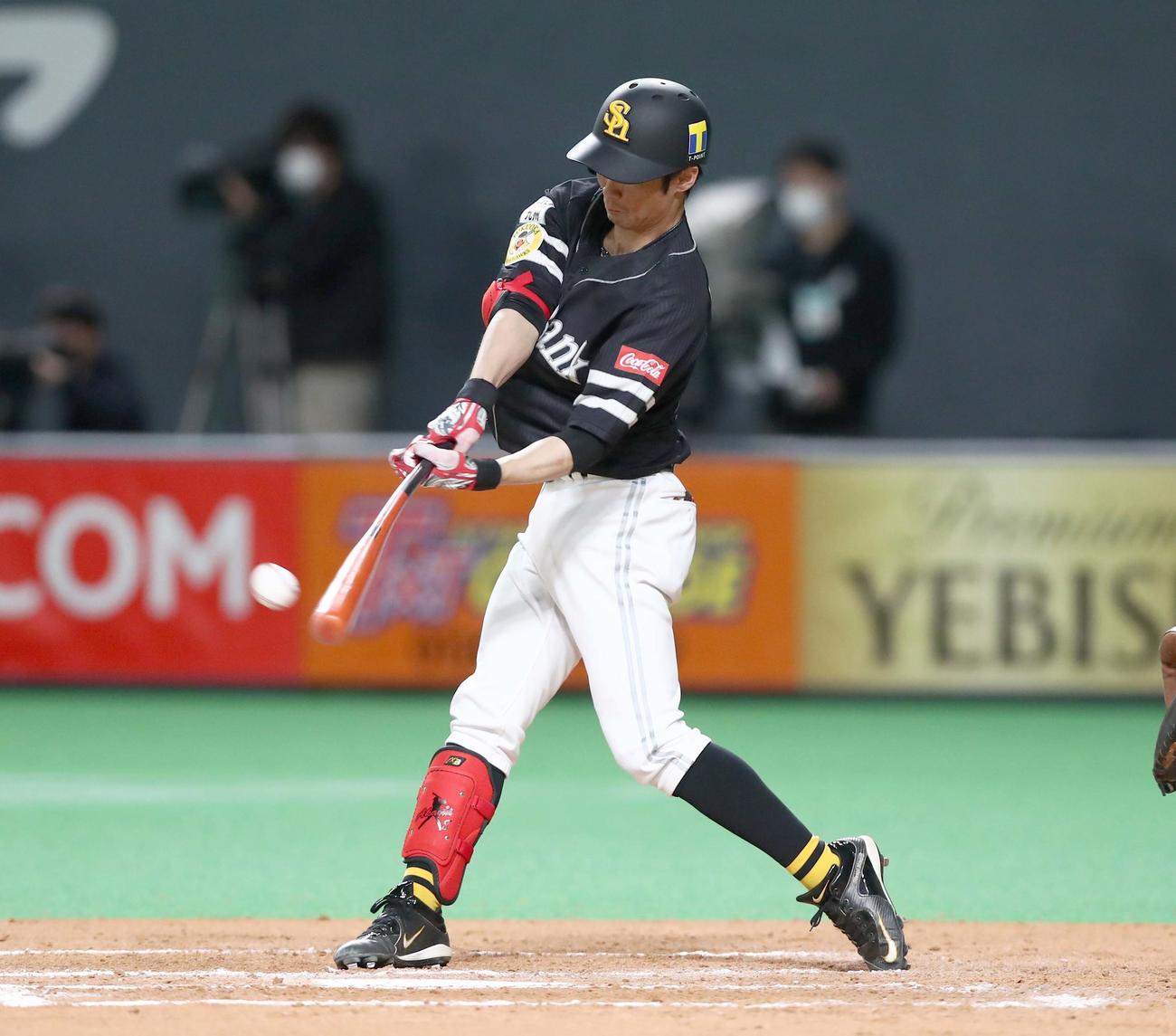 日本ハム対ソフトバンク　7回表ソフトバンク2死二、三塁、中前2点適時打を放つ明石（撮影・黒川智章）
