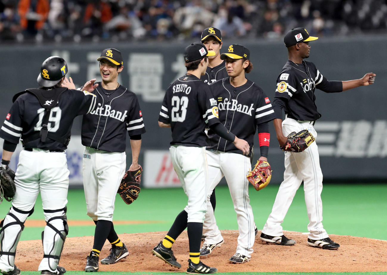 日本ハム対ソフトバンク　引き分けに終わり引き揚げるソフトバンクナイン。左から2人目は明石（撮影・佐藤翔太）