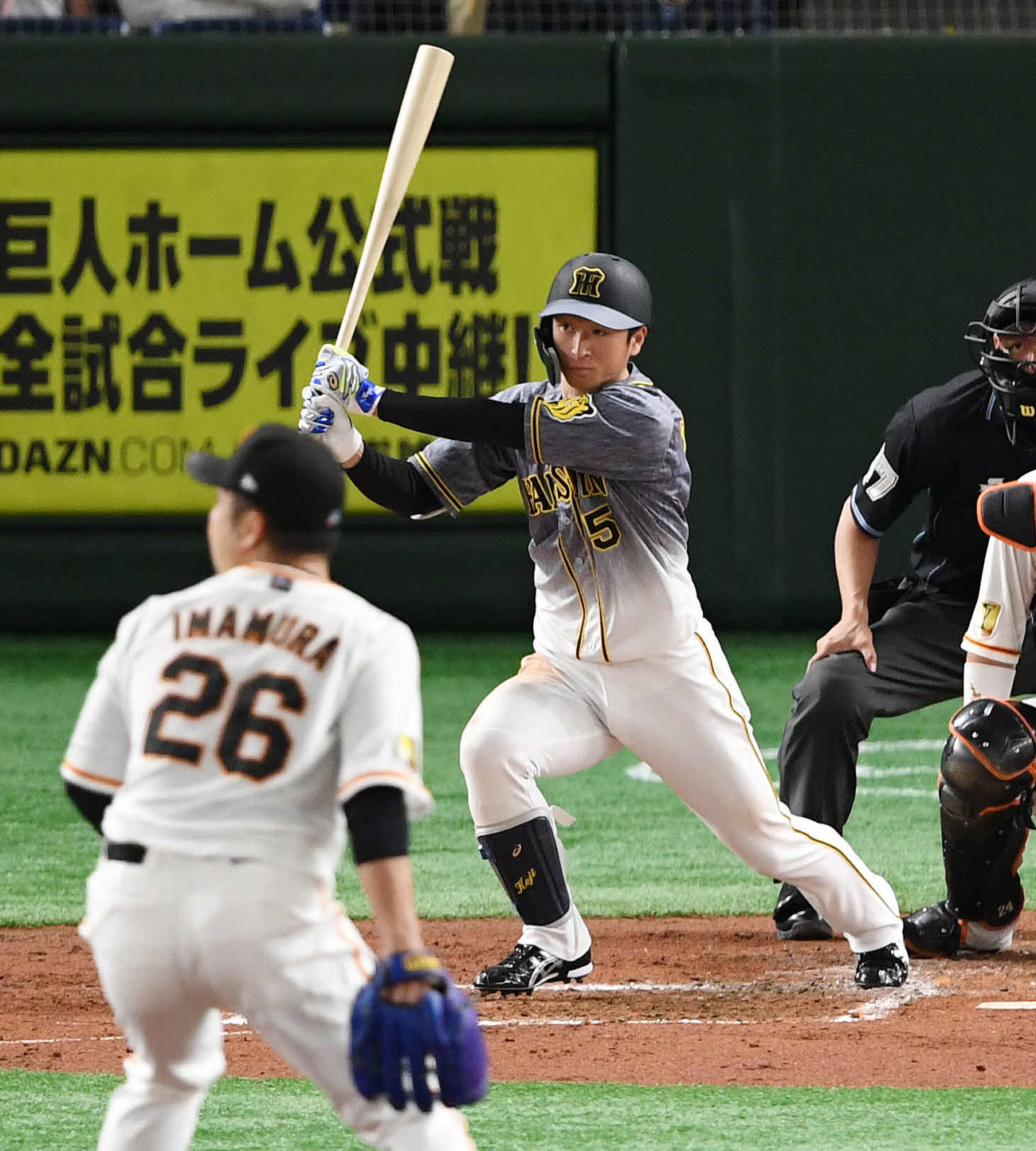 巨人対阪神　3回表阪神1死二塁、右前適時打を放つ近本（撮影・横山健太）