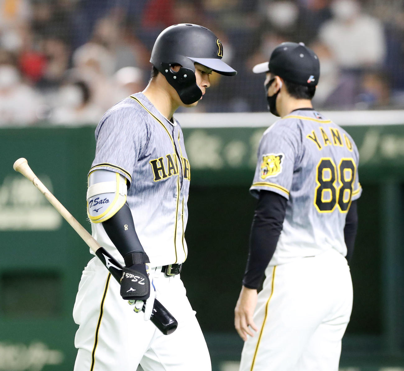 巨人対阪神　7回表阪神2死、佐藤輝は三振に倒れベンチへ戻る。右は矢野監督（撮影・加藤哉）