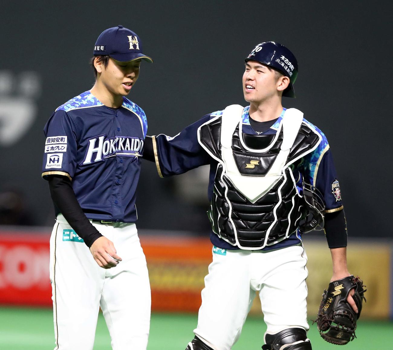 日本ハム対ソフトバンク　9回表、無失点に抑えた杉浦（左）を出迎える清水（撮影・黒川智章）