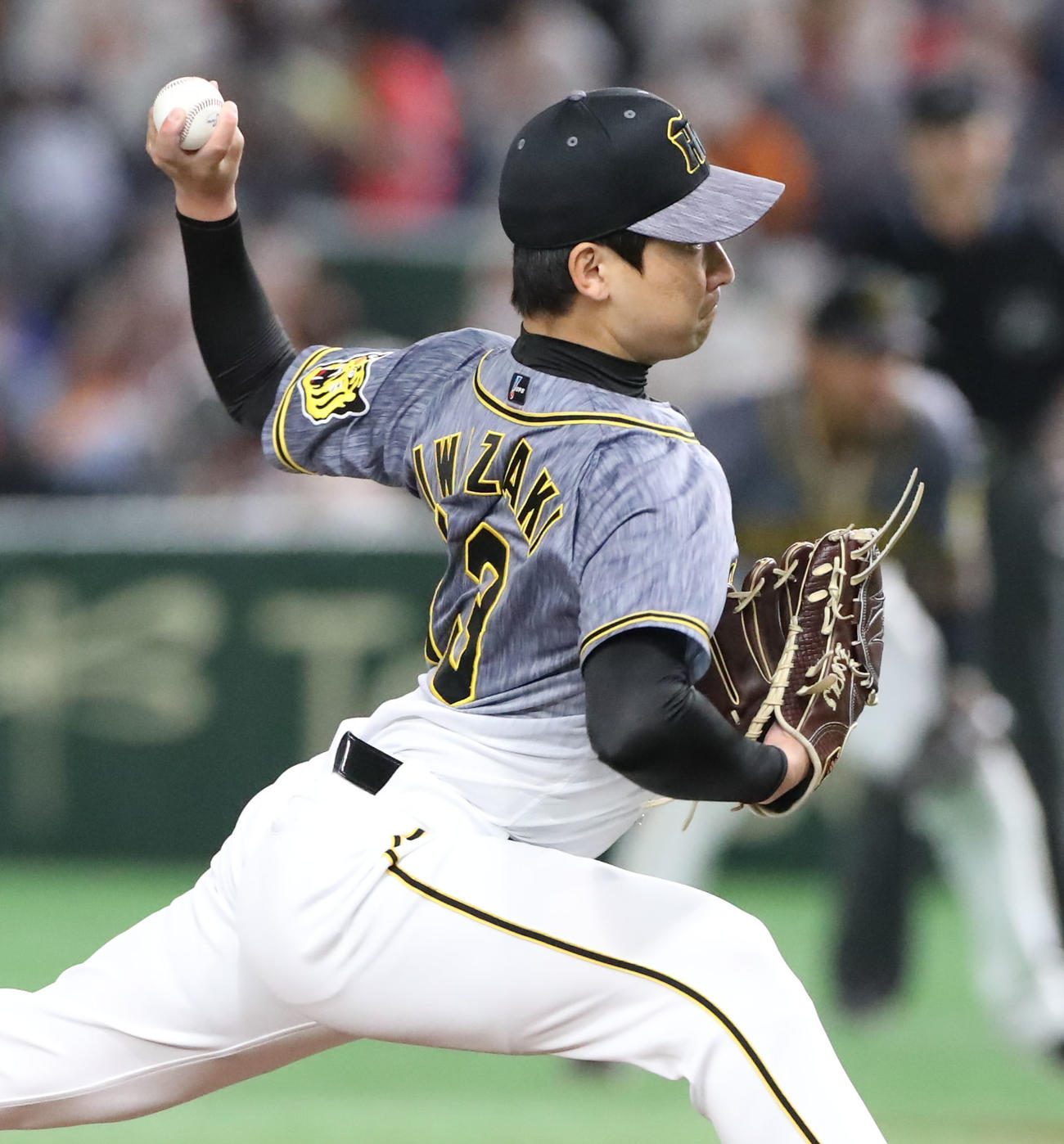 巨人対阪神　8回裏、阪神3番手で登板する岩崎（撮影・加藤哉）