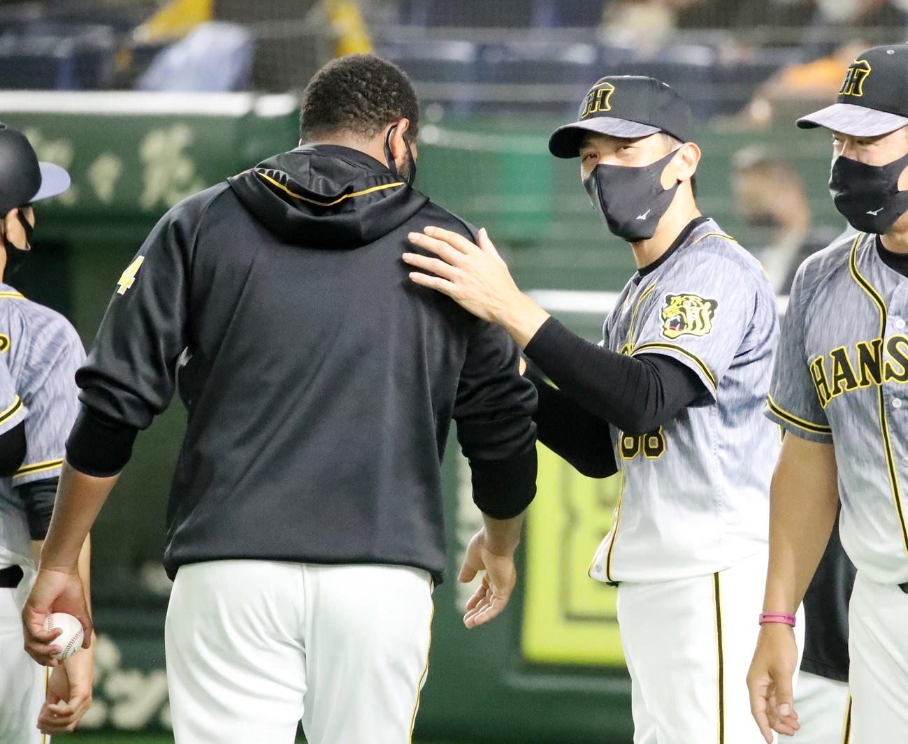 巨人対阪神　巨人に勝利しアルカンタラ（左）を迎える矢野監督（撮影・加藤哉）